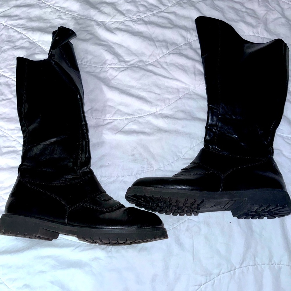 Men’s villain knee boots by Funtasma